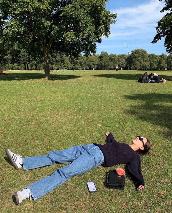 Mujer al aire libre representando orden interior, regulación del sistema nervioso y liderazgo personal