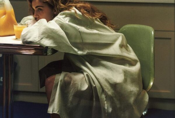 Postura de meditación consciente con espalda alineada para mejorar la respiración y el equilibrio emocional