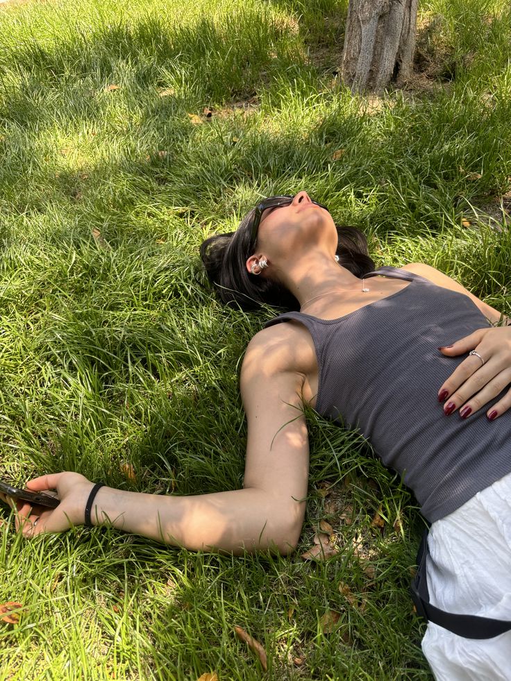 Mujer al aire libre representando orden interior, regulación del sistema nervioso y liderazgo personal