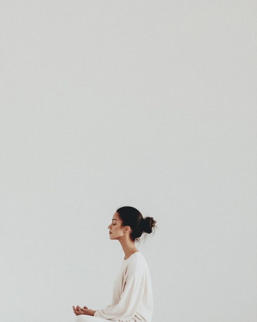 Postura de meditación consciente con espalda alineada para mejorar la respiración y el equilibrio emocional