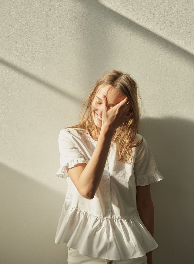 Postura de meditación consciente con espalda alineada para mejorar la respiración y el equilibrio emocional
