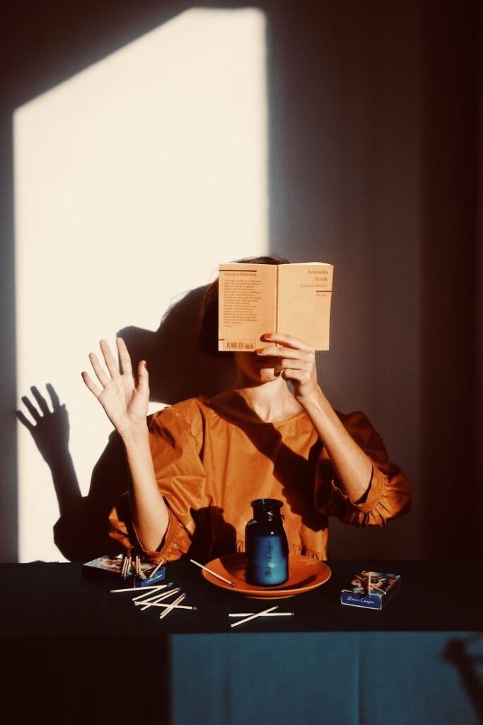 Muchas veces el día termina, pero la mente no. En este artículo exploramos por qué vivimos en un estado de activación constante, cómo afecta el estrés a nuestro sistema nervioso y qué puedes hacer para empezar a regularlo desde el cuerpo.