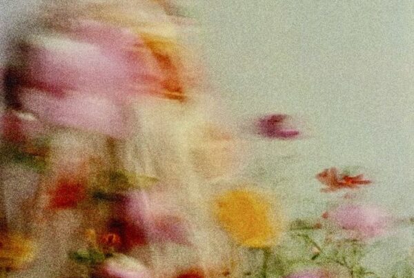 Conexión con el cuerpo en primavera, regulación del sistema nervioso y bienestar emocional en la naturaleza
