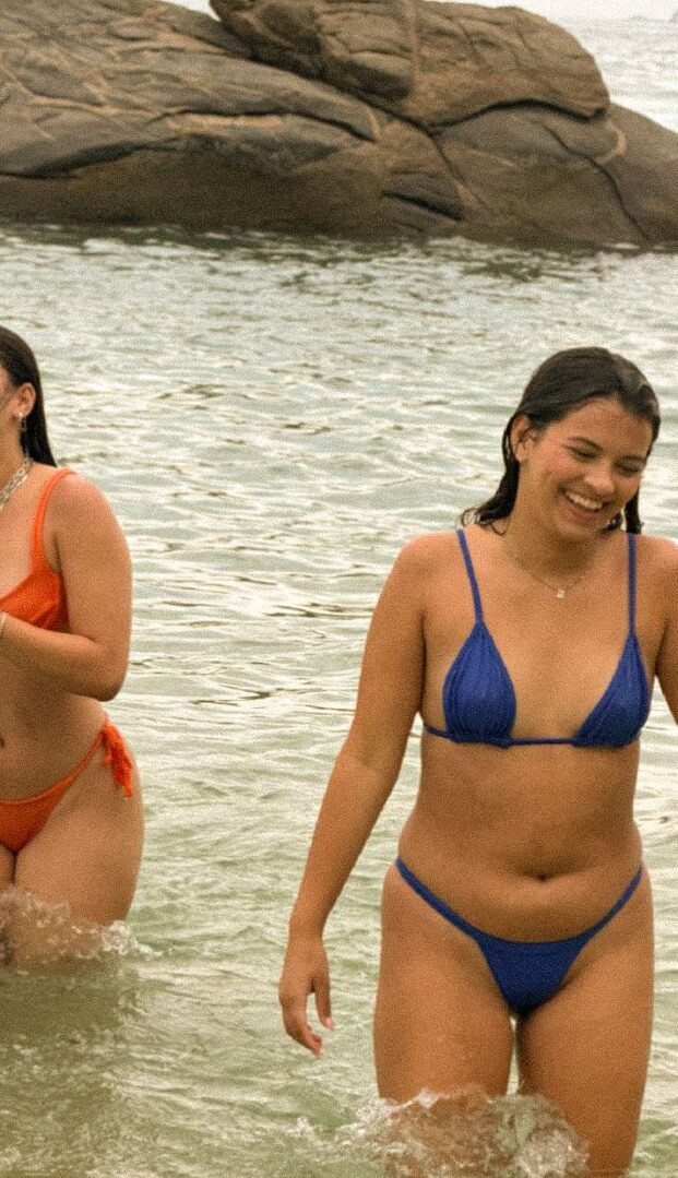 Mujer practicando mindfulness y autocuidado para mejorar la relación con su cuerpo y reducir la insatisfacción corporal